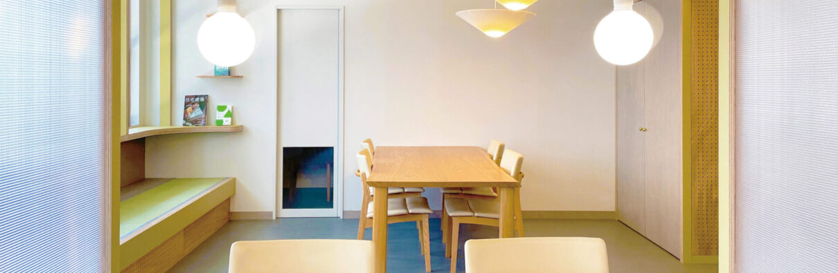 女性が利用するコワーキングスペースの内観1 {{brizy_dc_image_alt imageSrc=